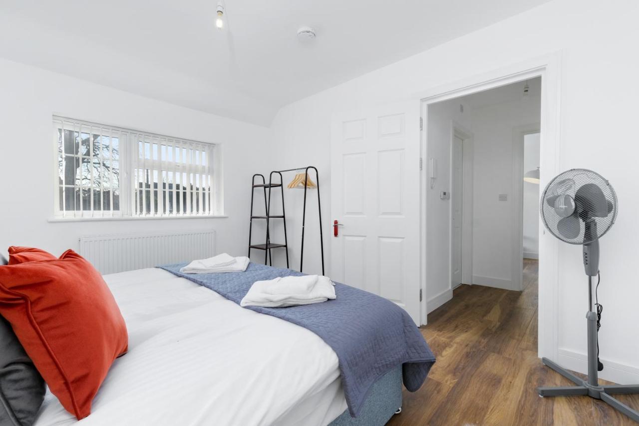 Pinewood Studios, Iver Slough Heathrow 1 & 2 Bedroom Apartments With Parking By Arista Living Exterior photo